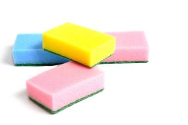 Beyaz bir arka plan üzerinde bulaşık için sünger köpük.