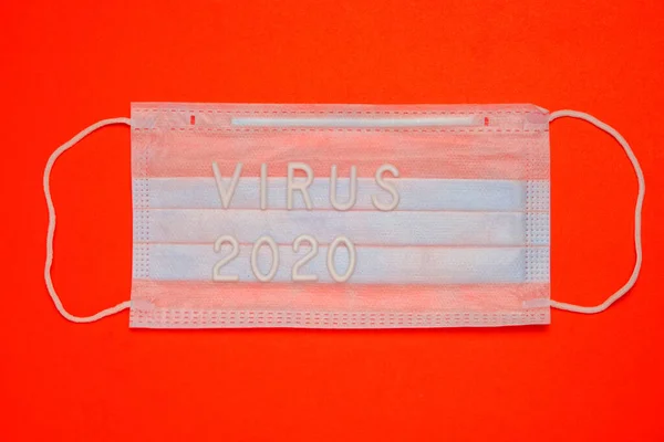 Máscara Médica Para Protección Virus Inscripción 2020 Sobre Fondo Rojo — Foto de Stock