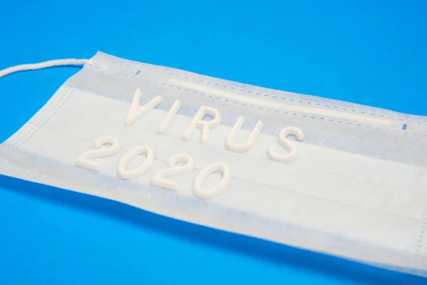 Medizinische Maske Zum Schutz Und Die Inschrift Virus 2020 Auf — Stockfoto