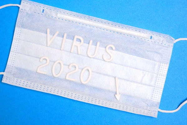 Medizinische Maske Zum Schutz Und Die Inschrift Virus 2020 Auf — Stockfoto