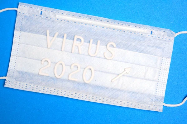 Máscara Médica Para Protección Virus Inscripción 2020 Sobre Fondo Azul — Foto de Stock