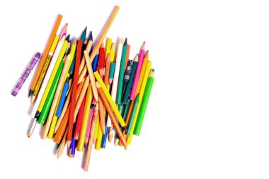 Beyaz arkaplanda eski renkli kalemler