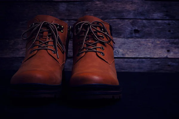 Brown Botas Atadas Velho Fundo Madeira Rústico — Fotografia de Stock