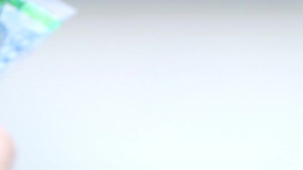 L'homme compte les billets de la République du Kazakhstan tenge dixième millième et vingt-millième nominal.Slowmo .