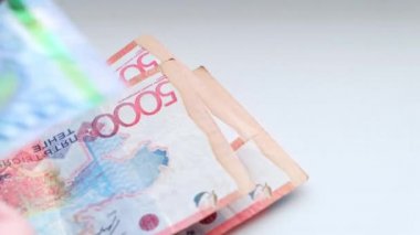 Adam, Kazakistan Cumhuriyeti 'nin banknotlarını yeniden hesaplıyor. Beş, on bin banknot..