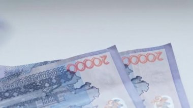 Adam, Kazakistan Cumhuriyeti 'nin banknotlarını yeniden hesaplıyor. Beş, on bin banknot..
