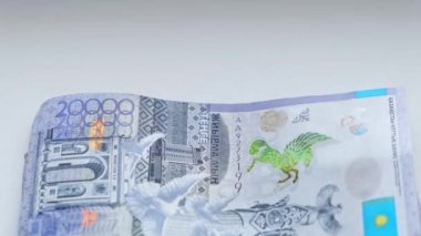 Adam, Kazakistan Cumhuriyeti 'nin banknotlarını yeniden hesaplıyor. Beş, on bin banknot..