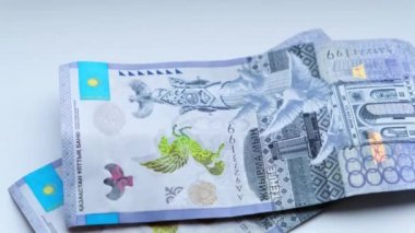 Adam, Kazakistan Cumhuriyeti 'nin banknotlarını yeniden hesaplıyor. Beş, on bin banknot..