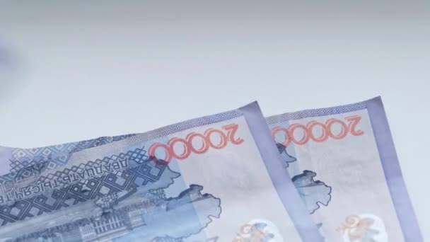 L'homme recalcule les billets de la République du Kazakhstan tenge, cinq, dix vingt mille dénominations .