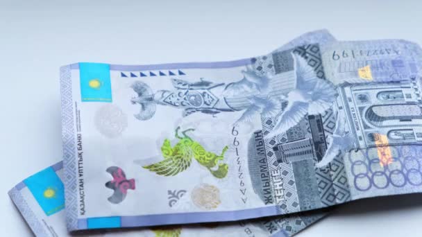 Mann berechnet Banknoten der Republik Kasachstan Tenge, fünf, zehn, zwanzigtausend Stückelungen. — Stockvideo