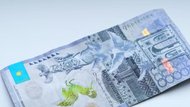 Der Mensch zählt die Banknoten der Republik Kasachstan tenge zehntausendste und zwanzigtausendste Nominal.Slowmo. — Stockvideo
