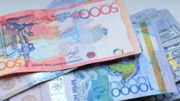 Mann berechnet Banknoten der Republik Kasachstan Tenge, fünf, zehn, zwanzigtausend Stückelungen. — Stockvideo