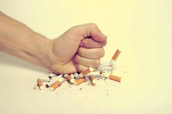 Homme Écrase Les Cigarettes Avec Son Poing Refusant Fumer — Photo