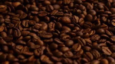 Koyu kahve çekirdekleri kapanıyor. Rotasyon ve genel bakış. Lezzetli tahıllar..