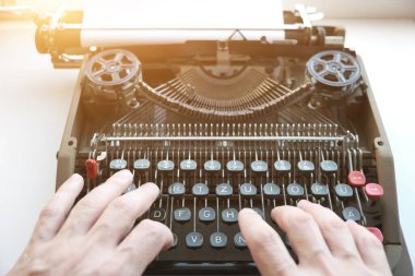 Eski mekanik bir daktilonun klavyesinde, eski bir daktiloda, güneş ışığında, parmak yazıları