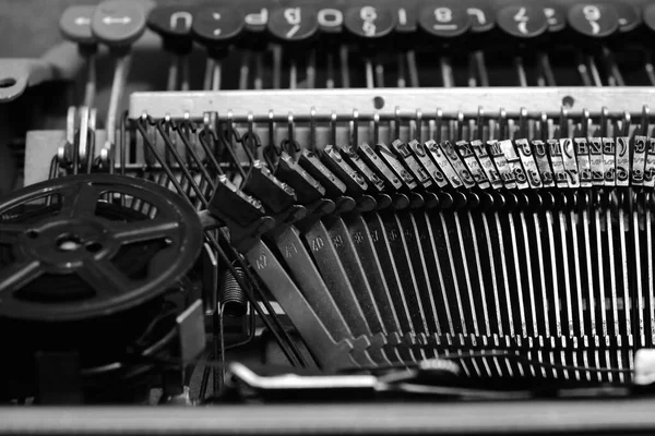 Mechanismus Klávesnice Starého Psacího Stroje Filmovou Cívkou Černobílém Obrázku — Stock fotografie