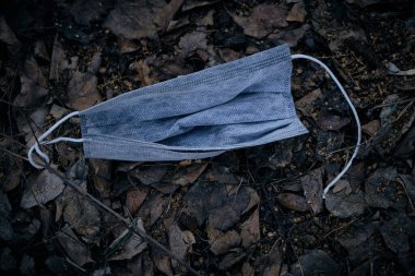 Kullanılmış tıbbi maske. Salgının şiddetlenmesi, virüsler