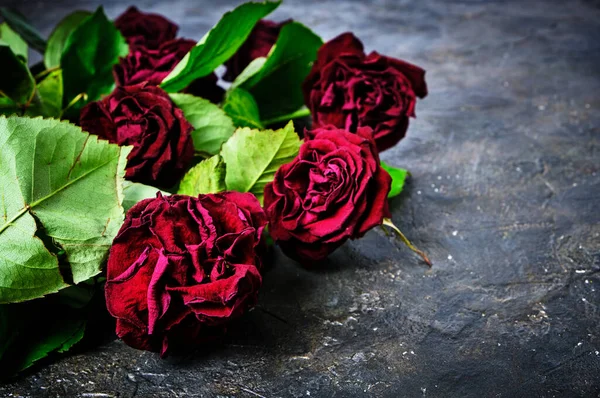 Букет Увядших Красных Роз Бросается Грязный Пол — стоковое фото