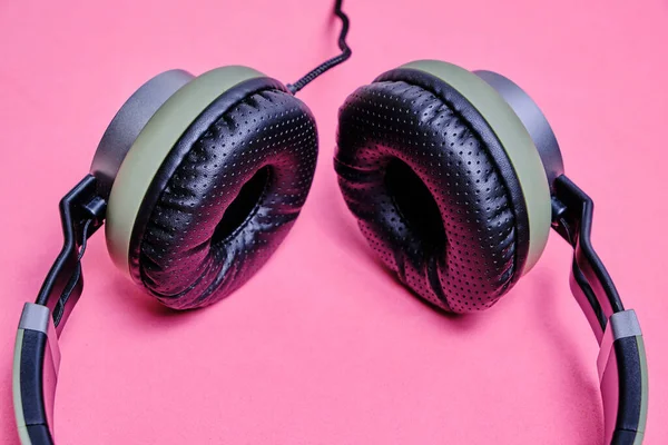 Wired Headphones Khaki Pink Background — Stock Photo, Image