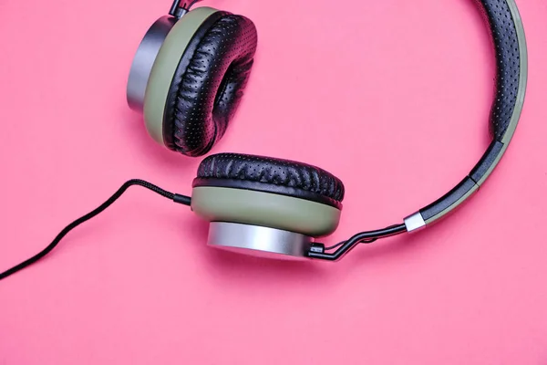 Wired Headphones Khaki Pink Background — Stock Photo, Image