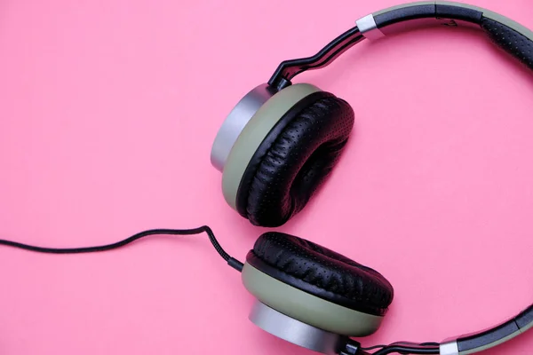 Wired Headphones Khaki Pink Background — Stock Photo, Image