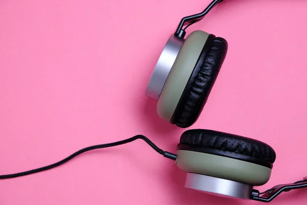 Wired Headphones Khaki Pink Background — Stock Photo, Image