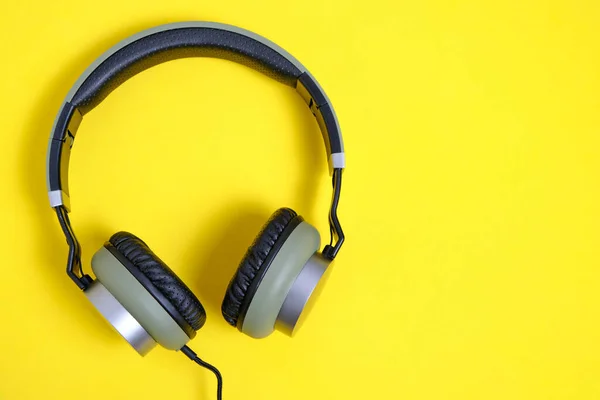 Wired Headphones Khaki Yellow Background — Stock Photo, Image