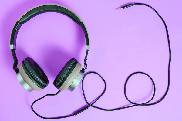 Wired Headphones Khaki Purple Background — Stock Photo, Image