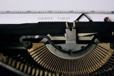 Elveda 2020 Eski bir daktiloyla beyaz bir kağıda basılmış