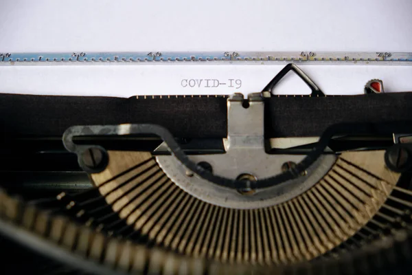 Covid 19是用一台老式打字机在白纸上打印的 — 图库照片