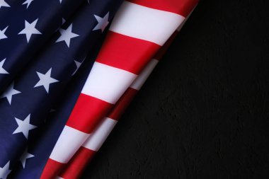 Amerika Birleşik Devletleri bayrağı. Yazı için bir yeri var. ABD siyah arka planı.