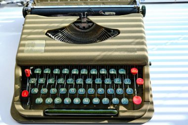 Güneş ışığıyla aydınlatılan retro daktilonun klavyesi