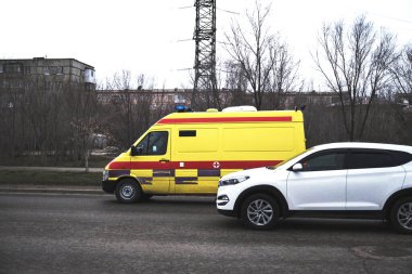 Ambulans, arabayı geçen bir çağrı üzerine yüksek hızda gidiyor.