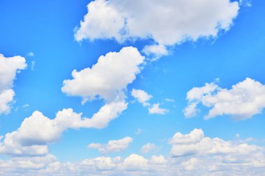 Arka plan, parlak mavi gökyüzünde Cumulus bulutları