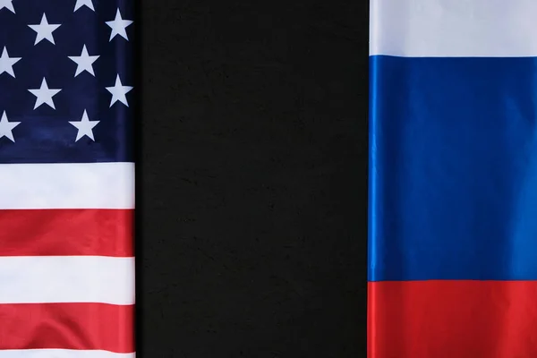 Amerika Birleşik Devletleri Rusya Federasyonu Bayrakları Siyah Arka Planda Karşı — Stok fotoğraf