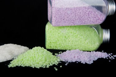 Renkli deniz tuzu ile kristaller yığını ile şeffaf şişe