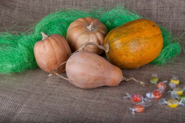 Citrouilles et bonbons sur fond de sac — Photo