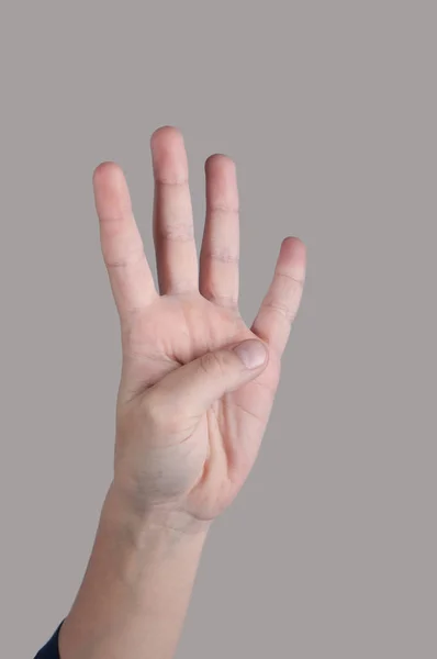 Человеческие руки показывают четыре пальца . — стоковое фото