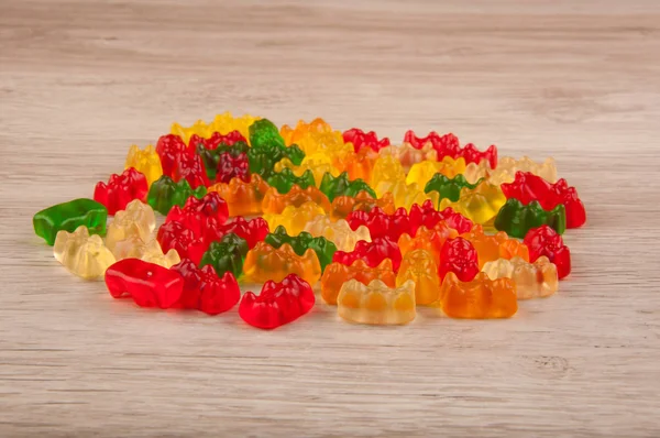 Halom a különböző színű zselatin édesség fa háttér — Stock Fotó