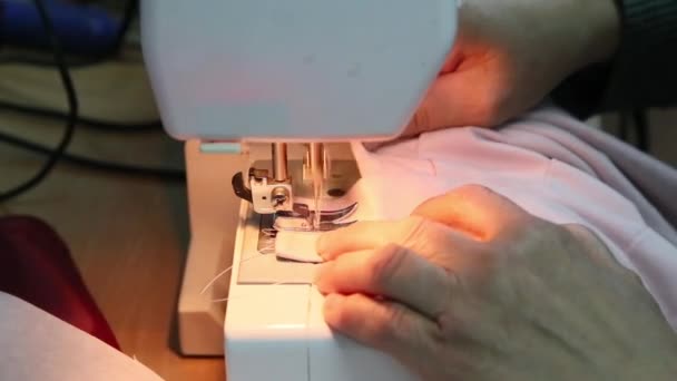 뒤에 봉 제 기계 바느질 과정 노인 여자의 손 — 비디오