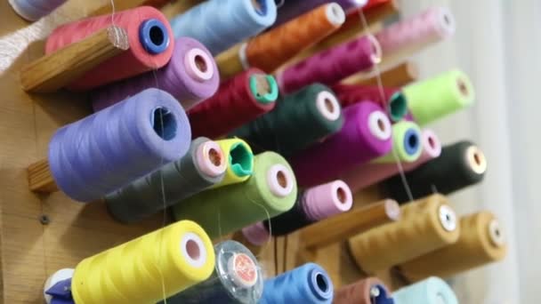 Différentes tailles et couleurs de fils en atelier de couture — Video