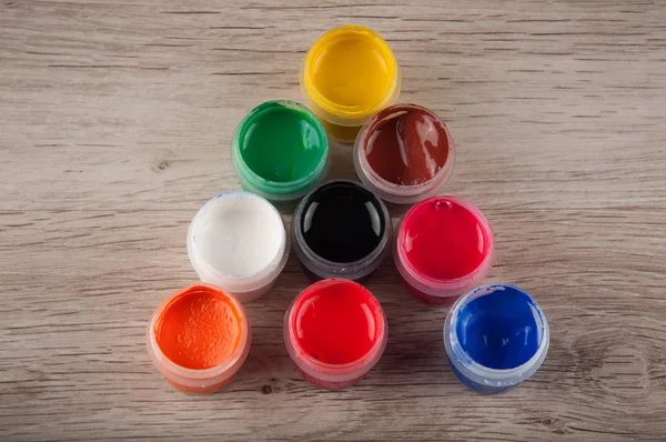 Csoport gouache festékek tégelyek az asztalon — Stock Fotó