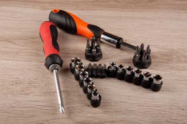 Tahta masada iki tornavida ve çeşitli vidalar vardı.