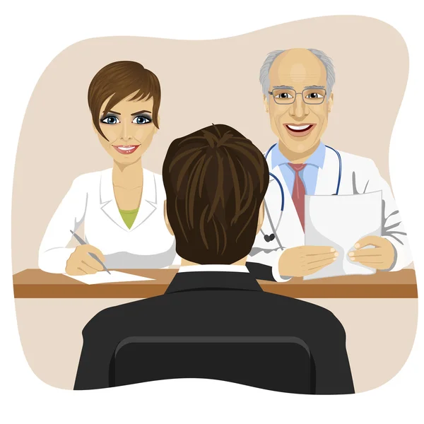 Homem sentado em frente médico maduro com assistente sentado em uma mesa de escritório —  Vetores de Stock