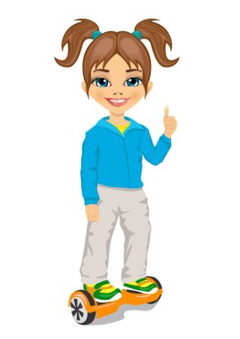 gyroscooter sürme ve başparmak yukarıya - Eko taşıma, hoverboard, akıllı denge çarkı vererek mutlu küçük kız