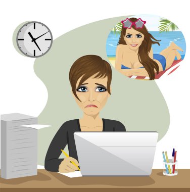 genç kadın hayalleri ile laptop ofiste oturan tatil hakkında