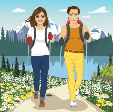 Genç çift açık havada yaz dağlarda sırt çantaları ile hiking