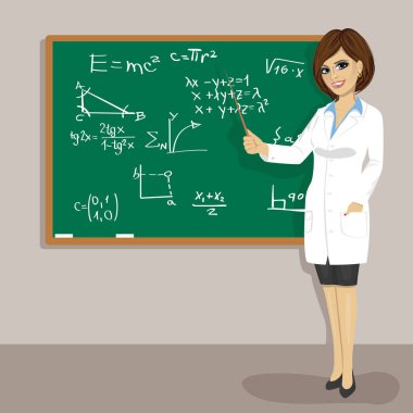 Blackboard yanında duran genç çekici beyaz matematik öğretmeni