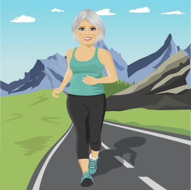 Çalışan veya dağlarda yolda Sprint kadın kıdemli. Olgun kadın spor atlet açık egzersiz sırasında
