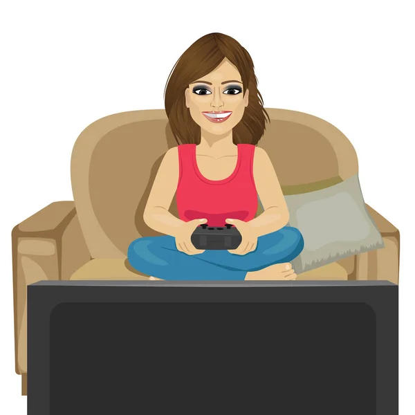 Молодая женщина играет в видеоигры дома, сидя на диване — стоковый вектор